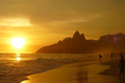 vista da praia linda com o sol